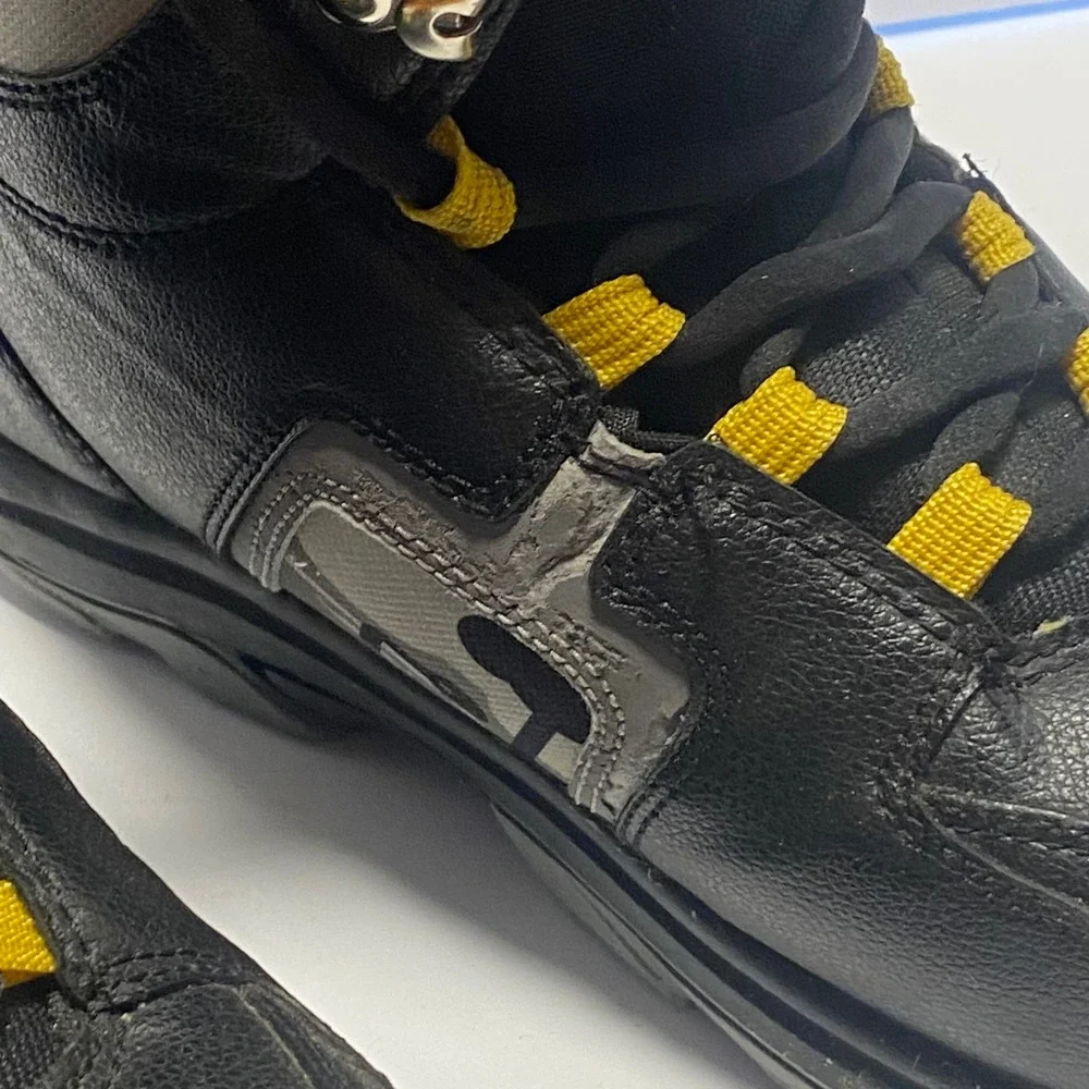 Burton Freestyle Snowboard Boots Youth Size 6 Black Yellow Good Condition